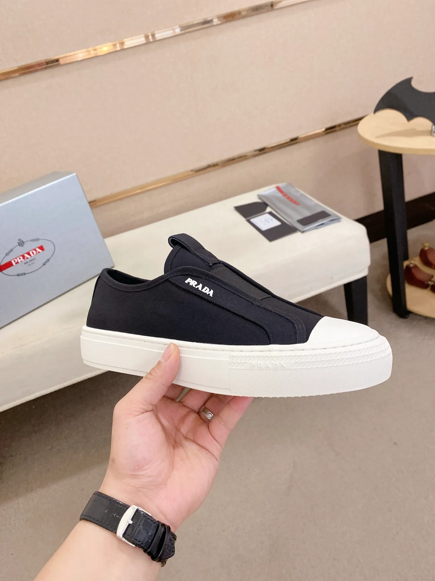 Factory price 580💰 ✔️✔️✔️High version High-quality new PRADA counters are on the market at the same time. The new men's shoes and 😘fabrics are selected from first-layer cowhide and are made by pure handicrafts. Lining: Full cowhide lining. 👍🏿 High-end ☄️ air-cushion molded anti-slip rubber outsole, exquisite lines, simple and elegant, comfortable and high-end for leisure travel. Code number: 38 to 44 (45 can be customized)